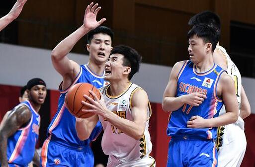 四川克广厦取4连胜 孙铭徽伤退拉杜利察空砍33+11