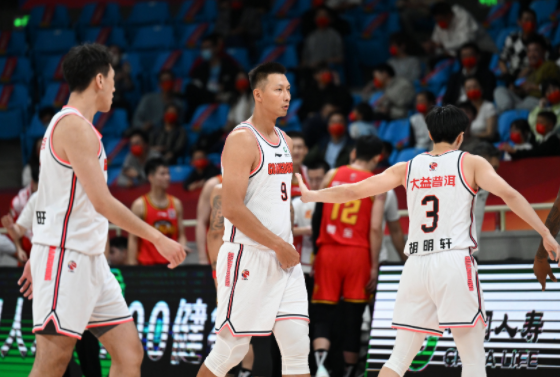 CBA-顾全32分 周鹏13分 易建联12+12 深圳91-90险胜广东