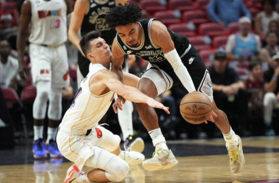 NBA-凯尔登21+6巴特勒空砍30分 热火错失绝杀主场111-115不敌马刺 