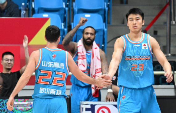 CBA-布莱克尼54+12高诗岩准三双 江苏94-90险胜山东结束三连败 