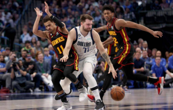 NBA-东契奇复出空砍30+8 老鹰8人上双130-122送独行侠三连败 