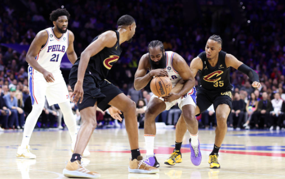 NBA-恩比德29+14米切尔33分 76人118-112复仇骑士迎4连胜 