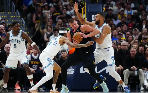 NBA季后赛-爱德华兹绝境苏醒约基奇34+19+7 森林狼98-90逆转淘汰掘金