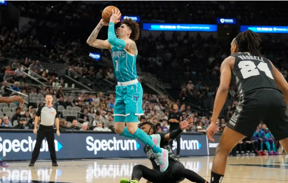 NBA-鲍尔27+15 卡斯尔26分 马威14+10 黄蜂击败马刺