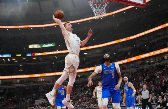 NBA-独行侠7人得分上双1分险胜公牛 布泽利斯空砍28分