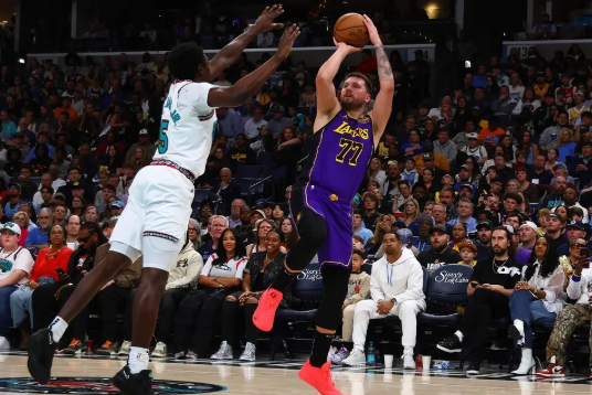 NBA-东契奇29+8+9 詹姆斯25+6+8 里夫斯31+7+8 湖人擒灰熊