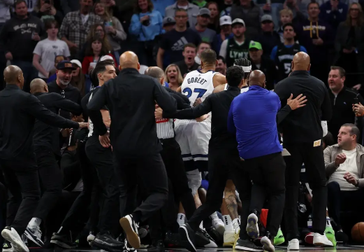NBA-爱德华兹25+6 两队爆发冲突7人被逐 森林狼击败活塞